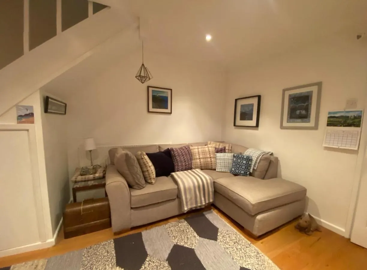 Holiday home Cosy And Characterful 1 Bedroom Townhouse With Big South Facing Garden In Cardiff