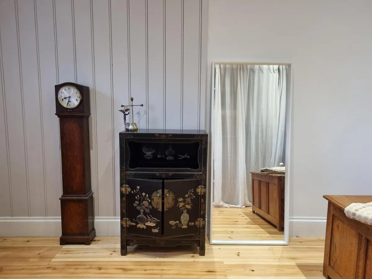 Cosy And Characterful 1 Bedroom Townhouse With Big South Facing Garden In Cardiff 0*,  United Kingdom